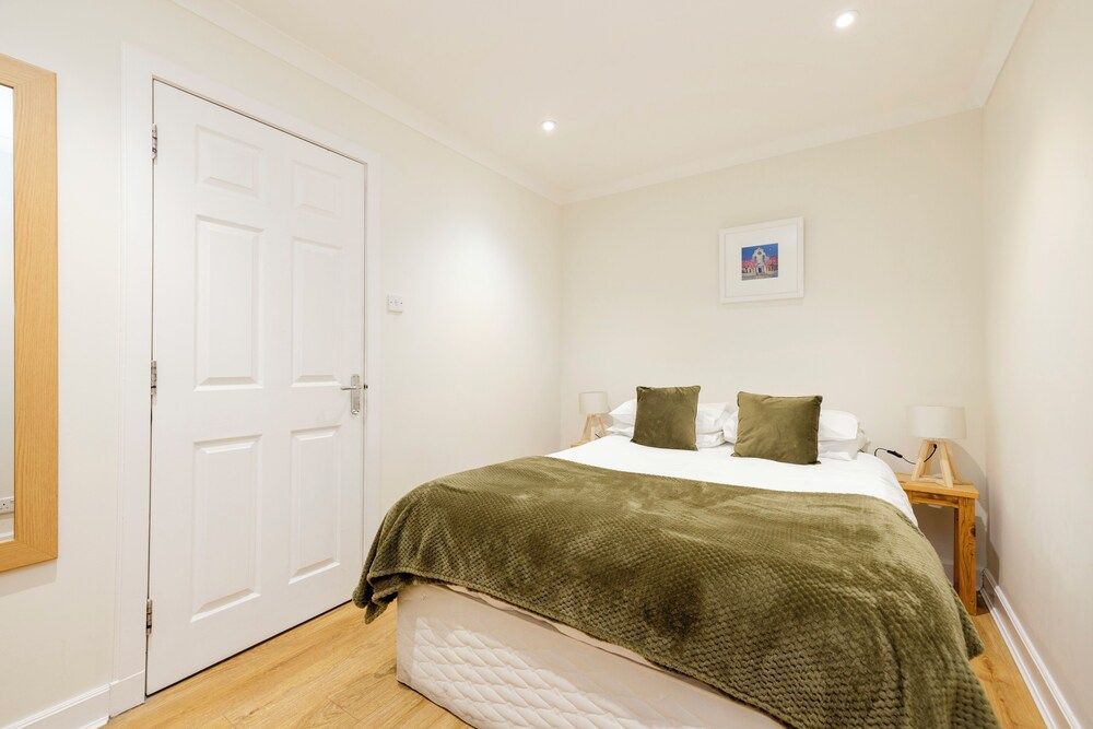 JOIVY Gorgeous Flat Near Edinburgh Castle W/ Parking 2
