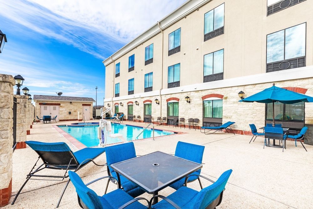 Holiday Inn Express & Suites FLORESVILLE by IHG 1