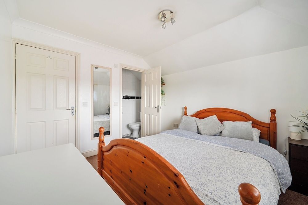 3 Bed - Sleeps 6 - Parking - Central Canterbury 2