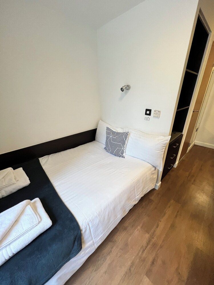 Ensuite Room @ Astor House by Pureserviced 1
