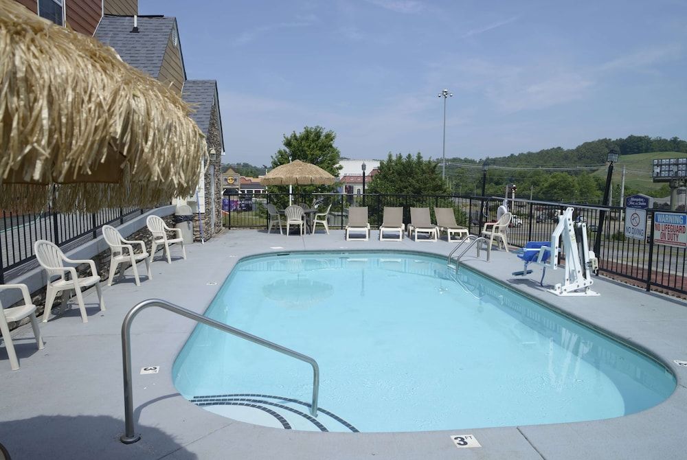 Microtel Inn & Suites by Wyndham Pigeon Forge 1