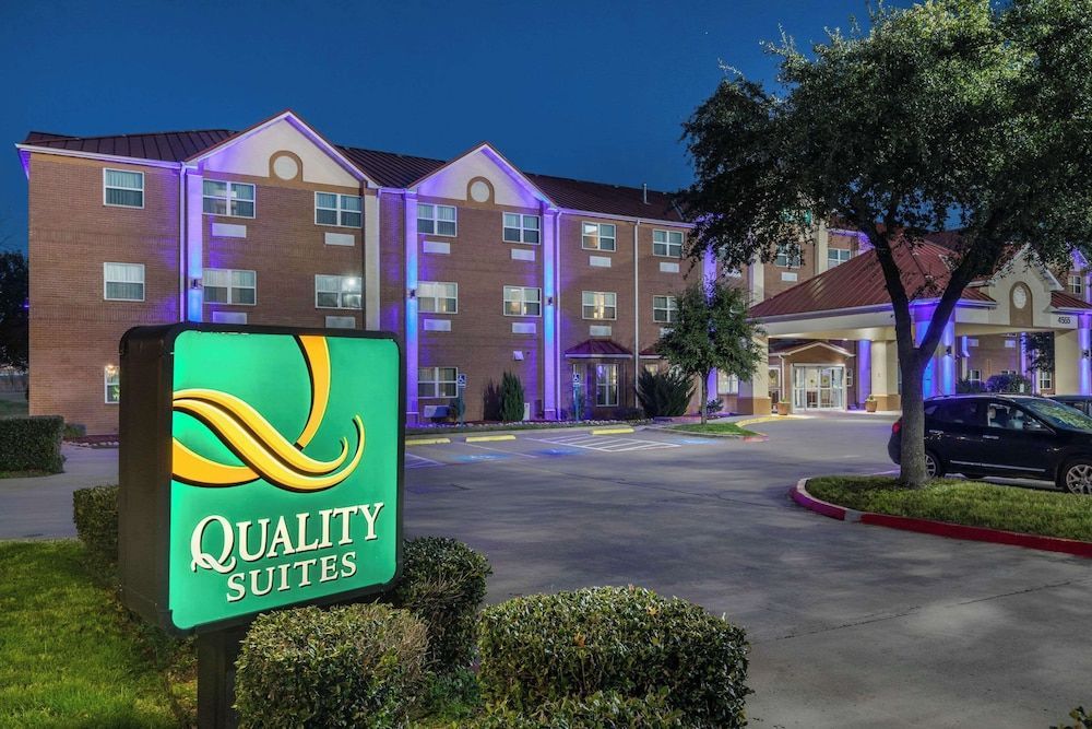 Quality Suites Addison-Dallas 1