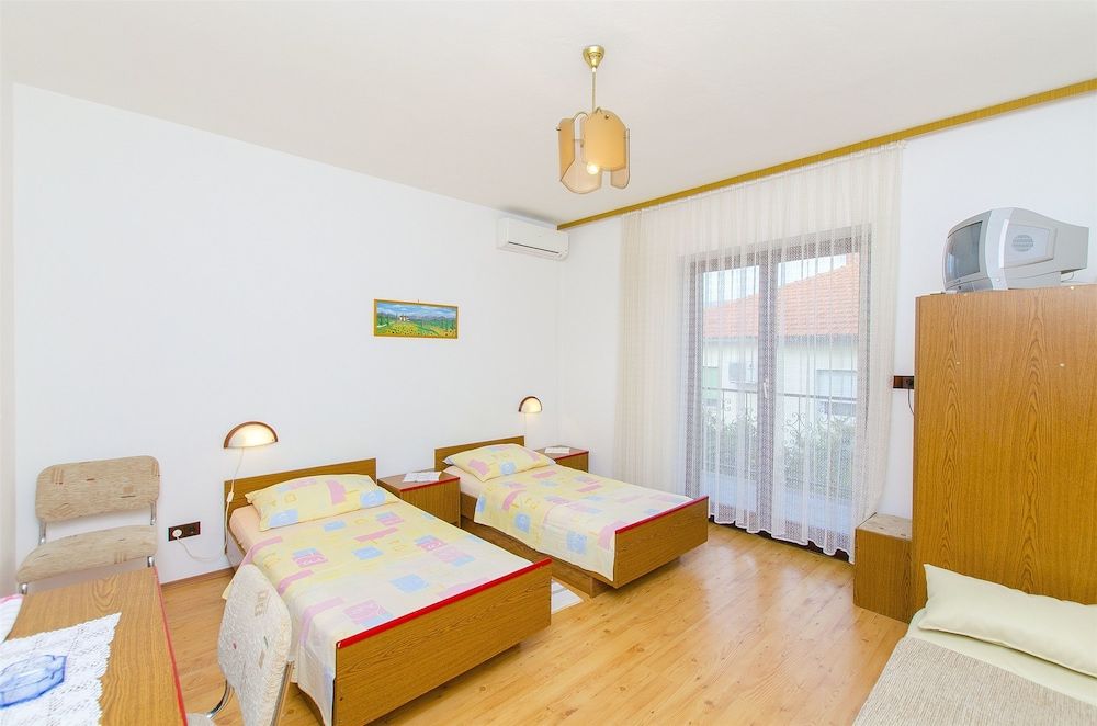 Apartments and Rooms Iva 2