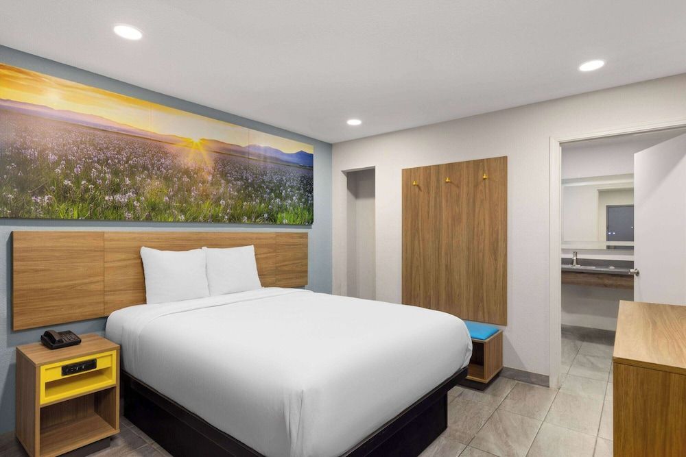 Days Inn by Wyndham Bakersfield 1