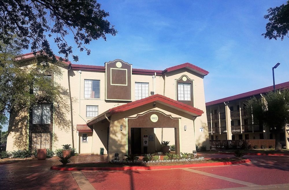 Red Roof Inn & Suites Houston- Hobby Airport 1