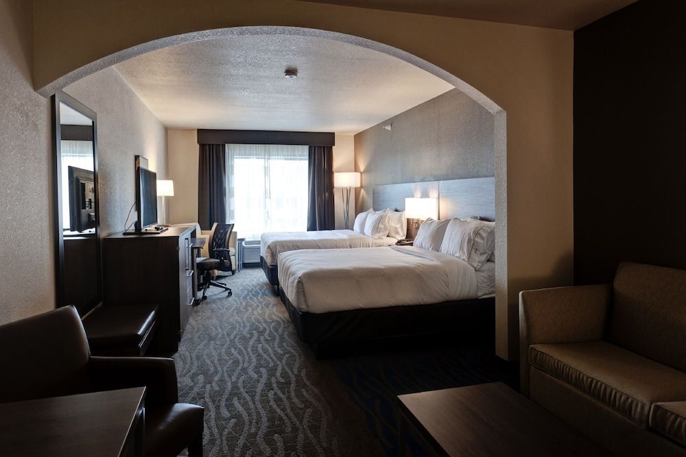 Holiday Inn Express & Suites MANHATTAN by IHG 2