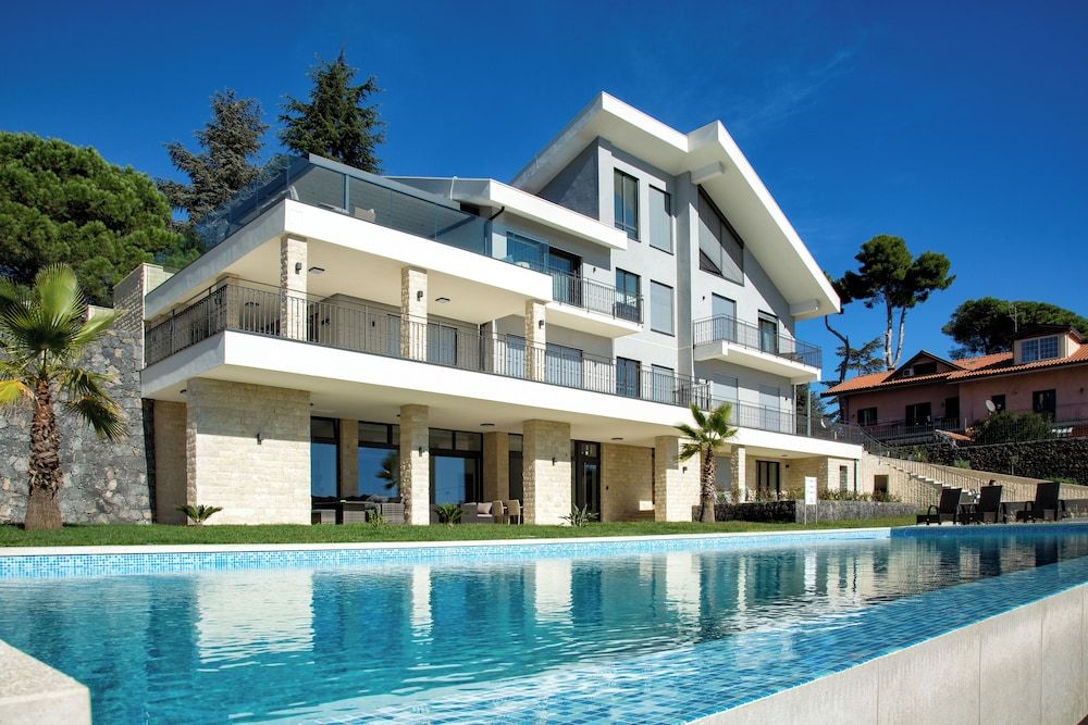 Villa Rita Pool & Spa 1