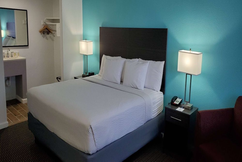 Travelodge by Wyndham Livonia Canton Novi Detroit Area 1
