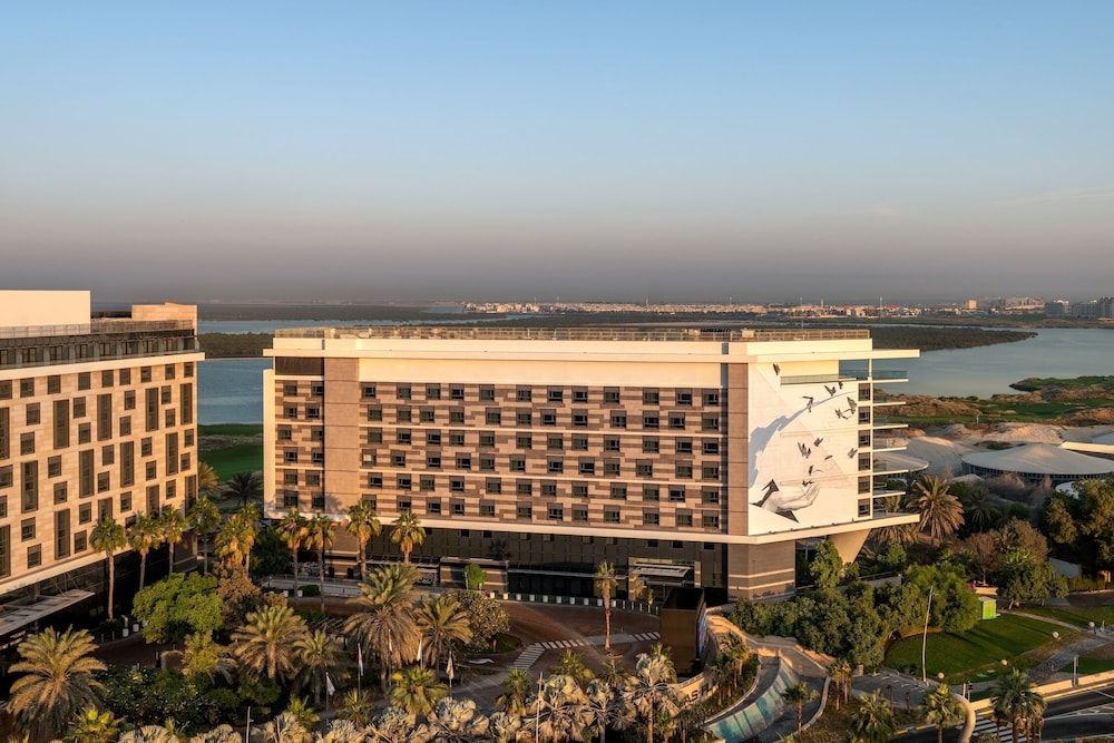 Yas Plaza Bay by IHG 1