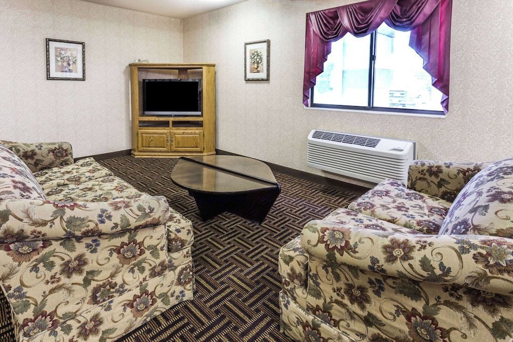 Super 8 by Wyndham Yorkville 2