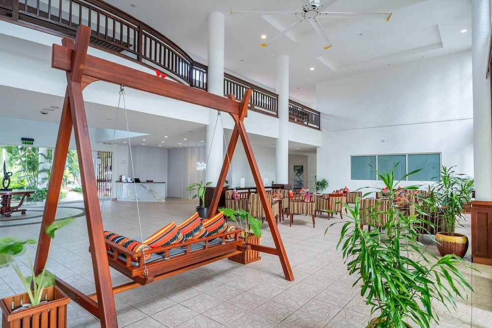 Hulhule Island Hotel- Private Beach Access & Airport Pick-up and Drop 2