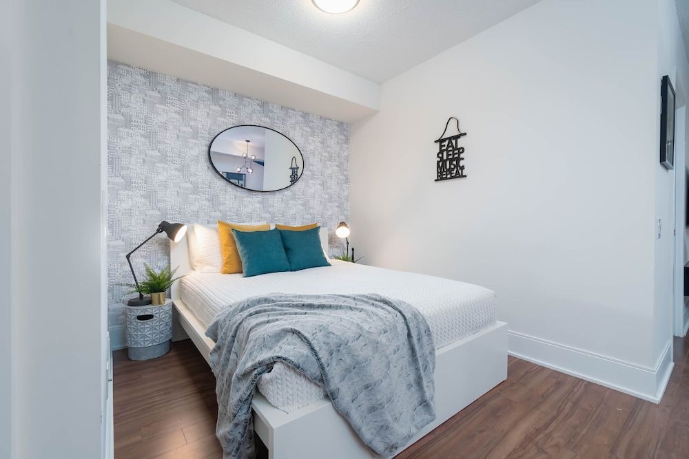 Peter St - Downtown Suite with Balcony 2