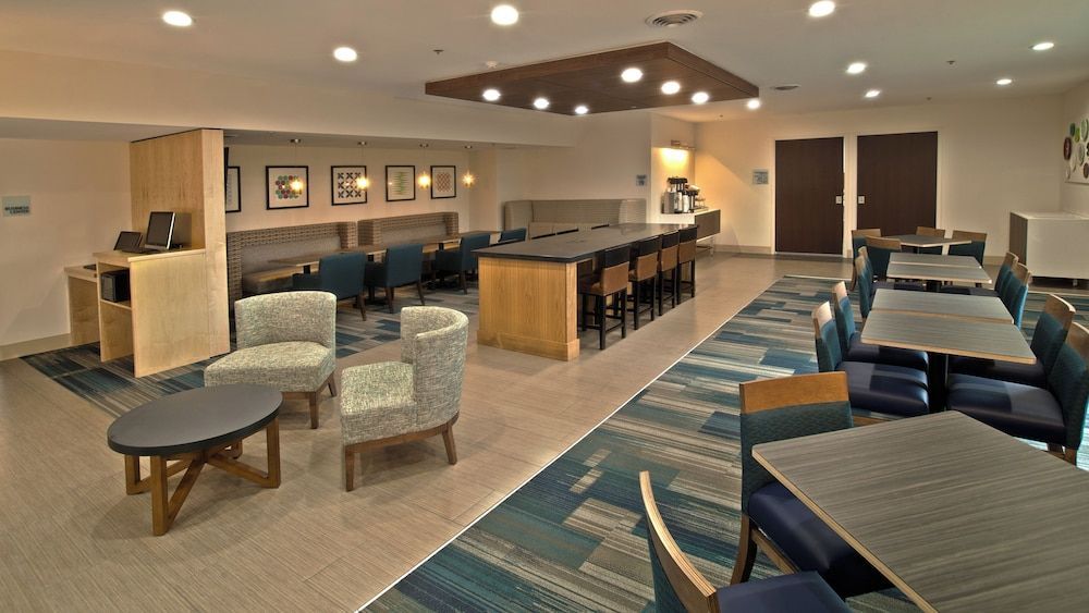 Holiday Inn Express & Suites EVANSVILLE NORTH by IHG 1