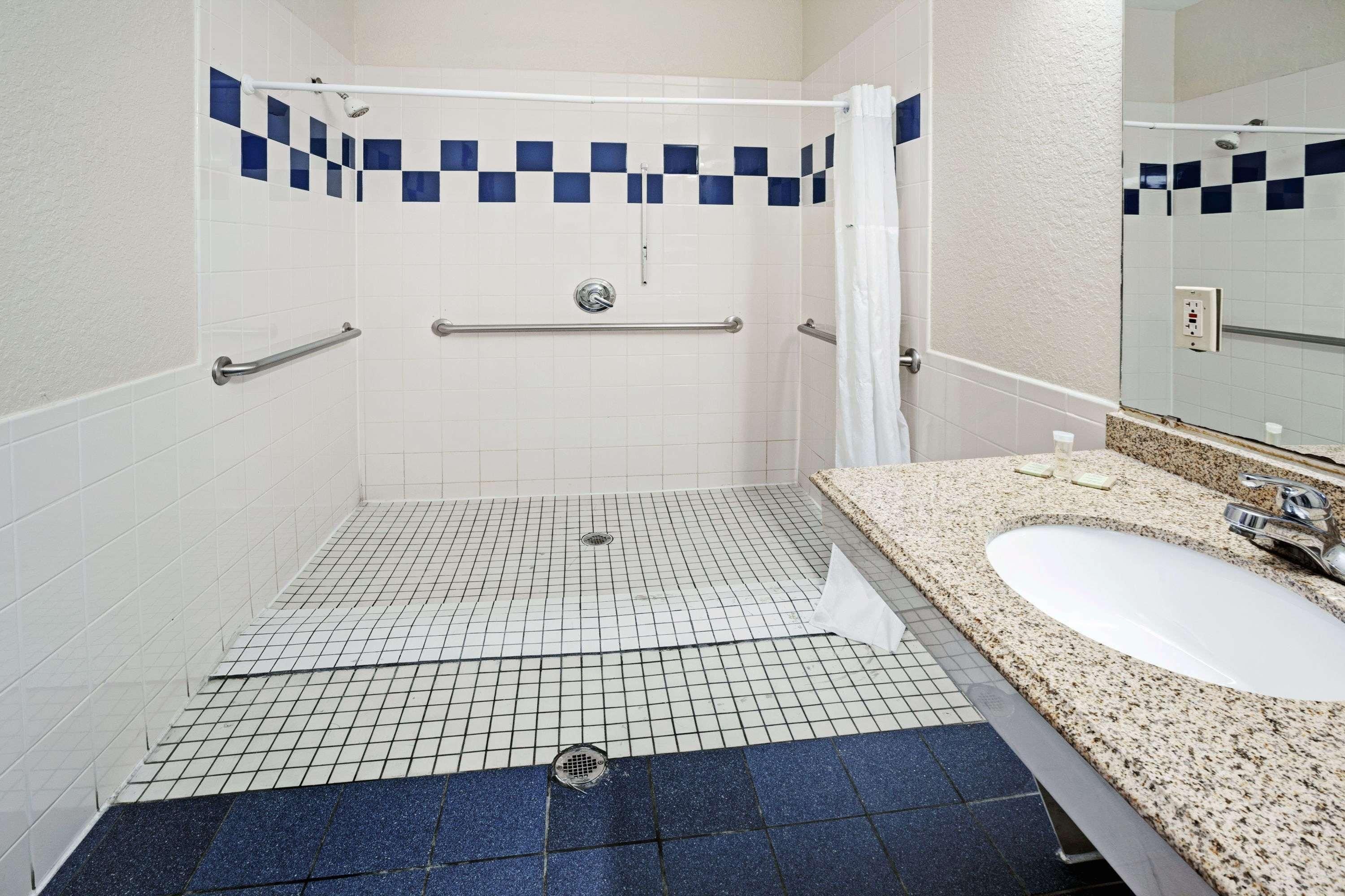 Super 8 by Wyndham Houston Hobby Airport South 1