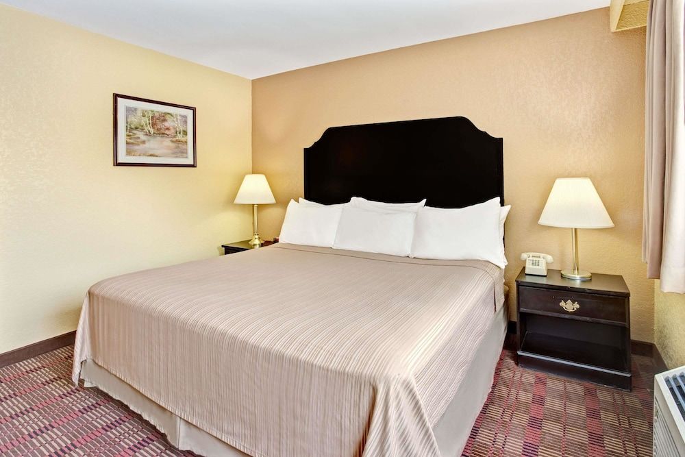 Howard Johnson by Wyndham Pikesville 2