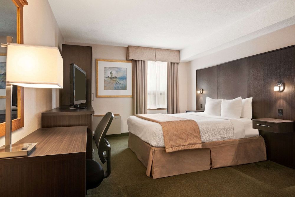 Days Inn by Wyndham Renfrew Conference Centre 2