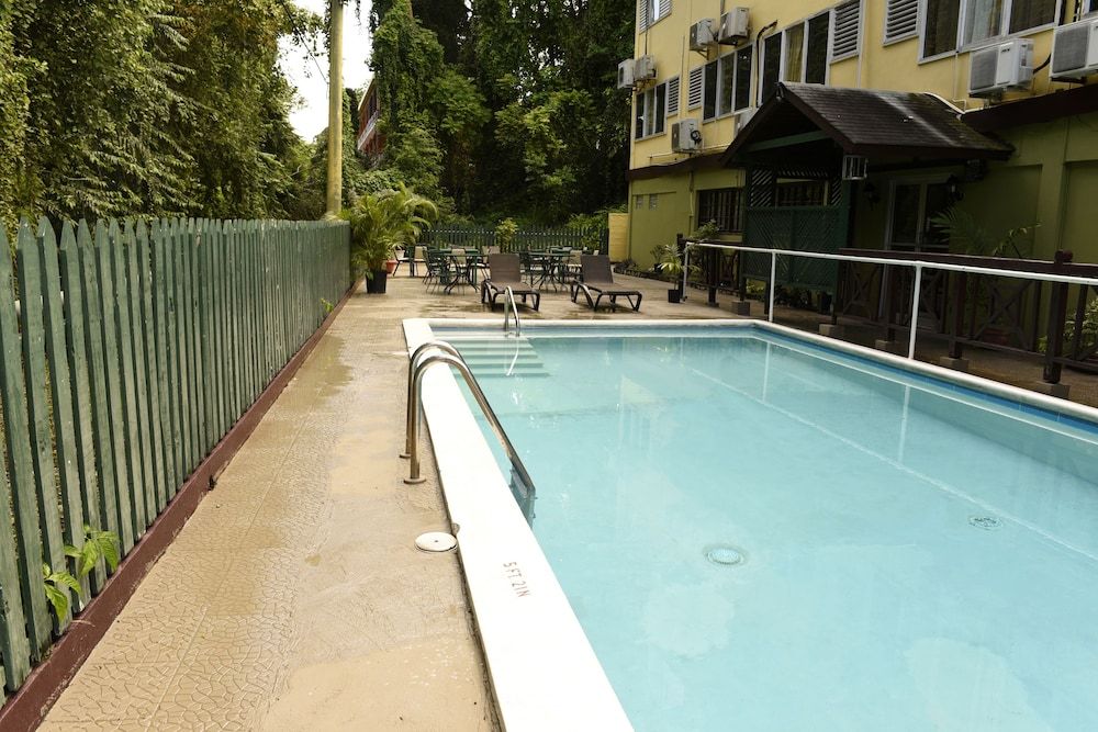 Pineapple Court Hotel 1