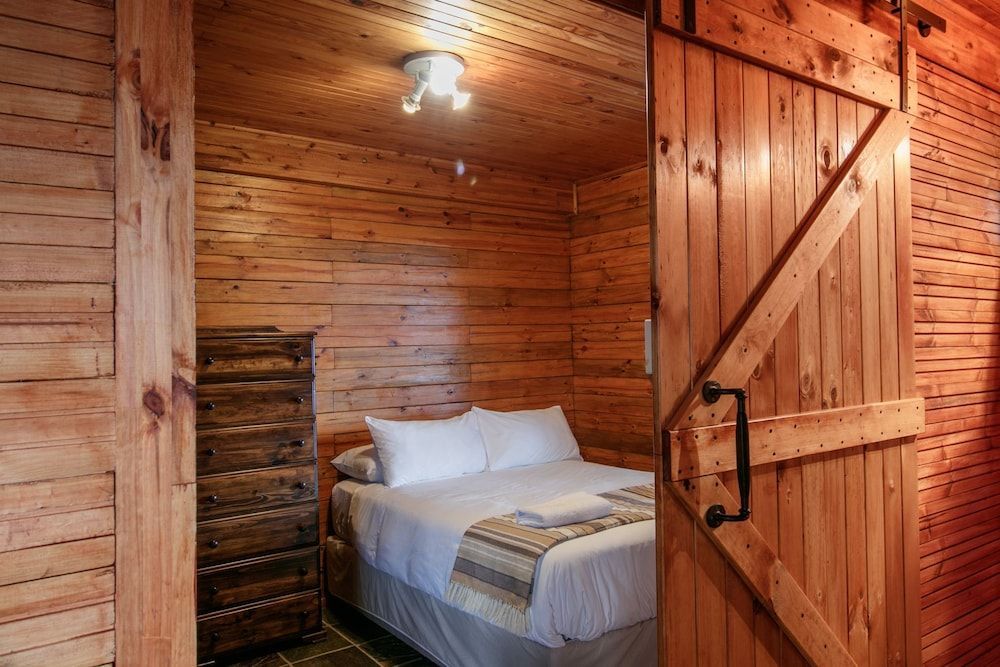 Knysna Lodge - Self Catering Accommodation with Woodfired Hot Tub 2