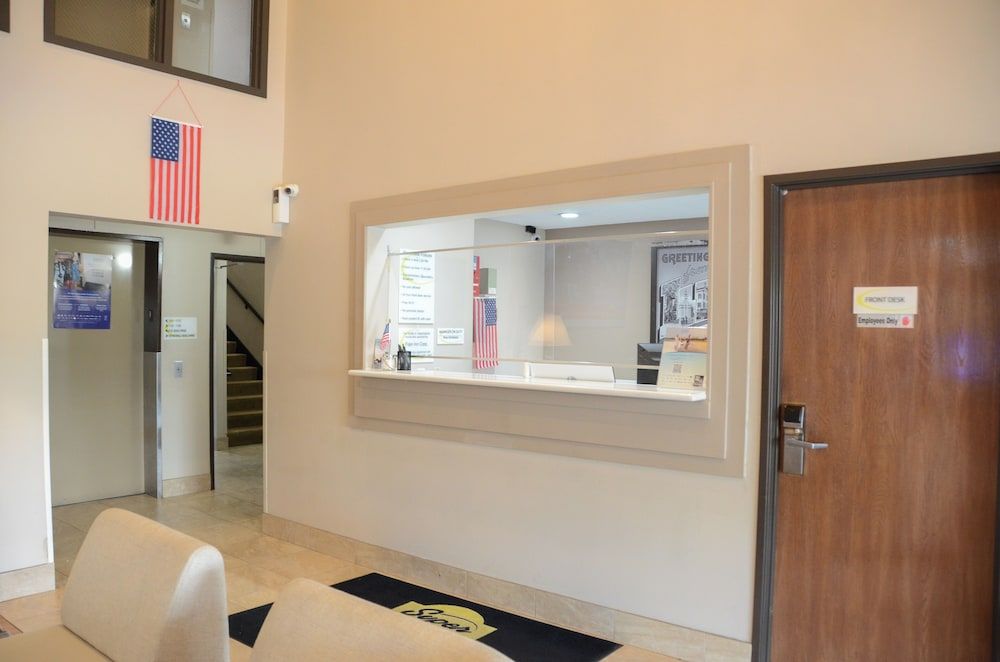 Super 8 by Wyndham Elgin 2