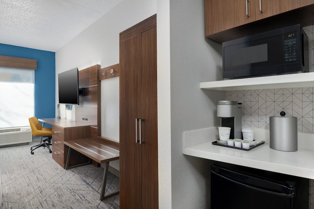 Holiday Inn Express & Suites BENTONVILLE by IHG 2