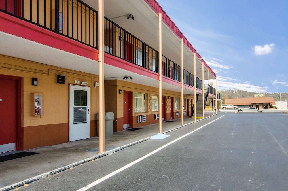 Econo Lodge Near Motor Speedway 1