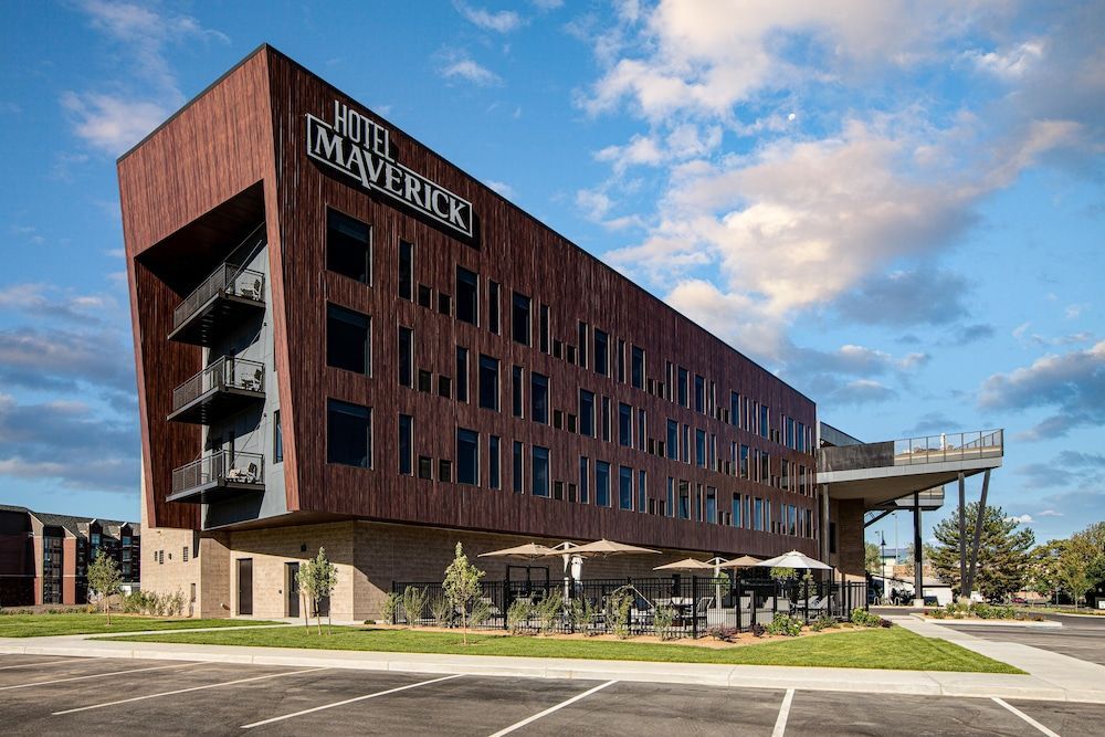Hotel Maverick 1