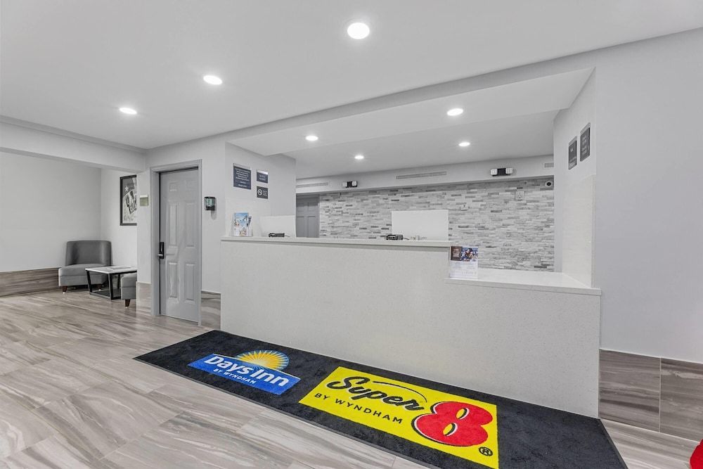 Super 8 by Wyndham Texas City - Galveston Area 2