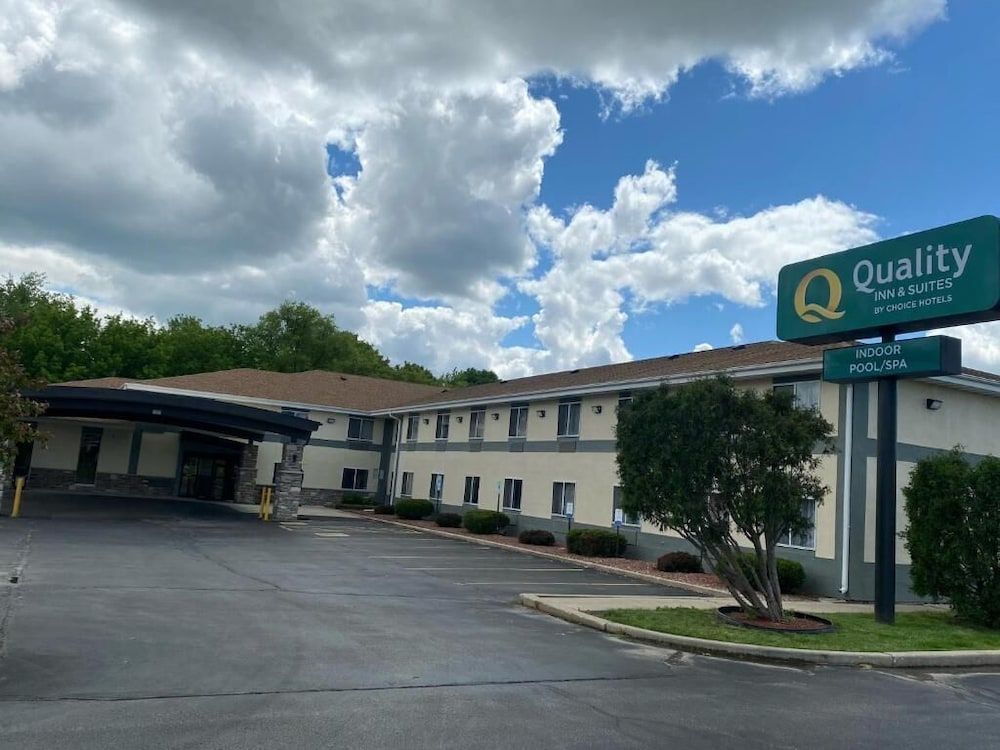 Quality Inn & Suites West Bend 1