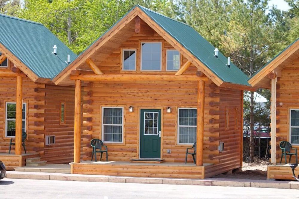 Cabins of Mackinaw 1