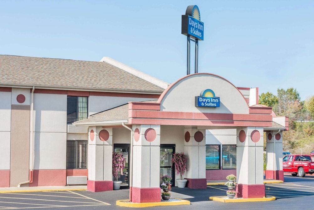Days Inn & Suites by Wyndham Youngstown / Girard Ohio 1