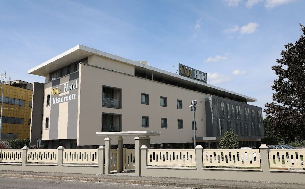One Hotel & Restaurant 1