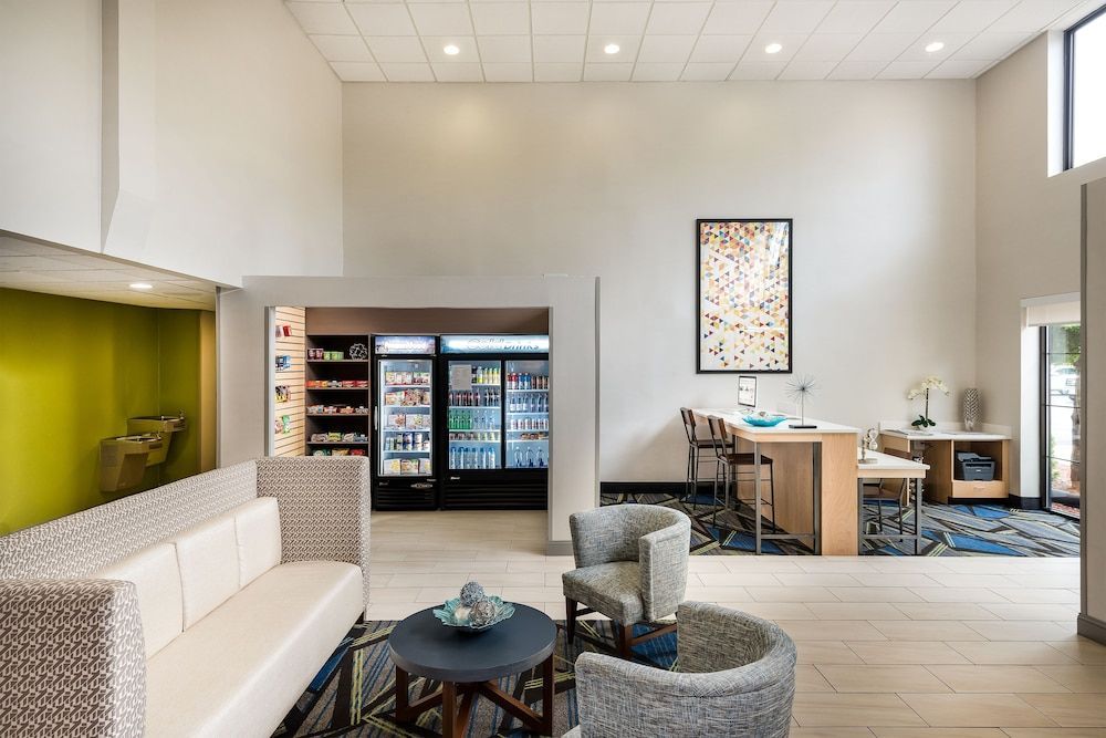 Holiday Inn Express & Suites CHARLOTTE ARPT-BELMONT by IHG 2