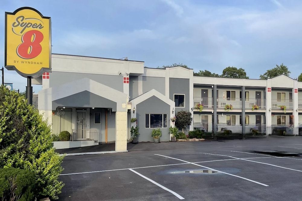 Super 8 by Wyndham Belleville St. Louis Area 1