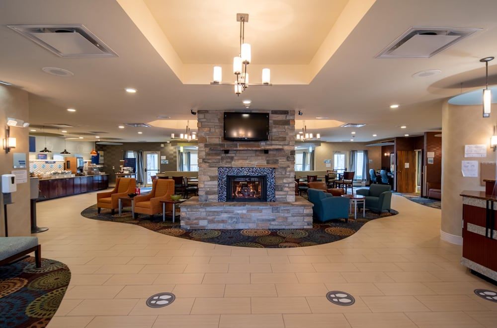 Holiday Inn Express & Suites PITTSBURGH AIRPORT by IHG 2