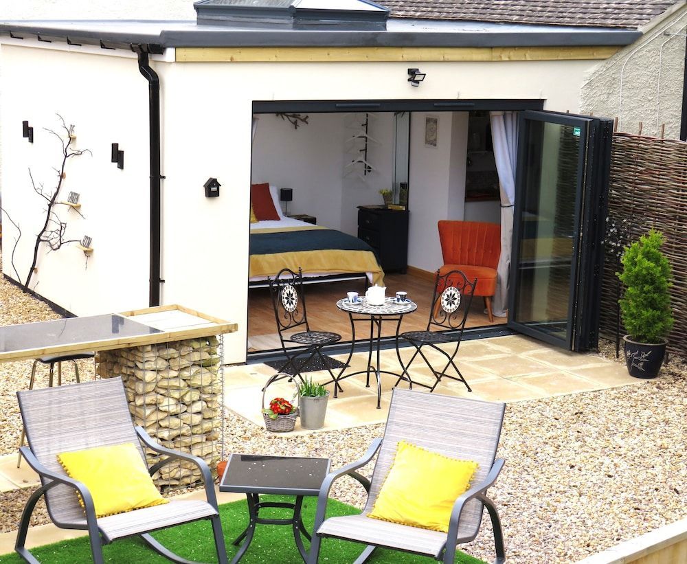 Private Garden Room - Rural Village 1