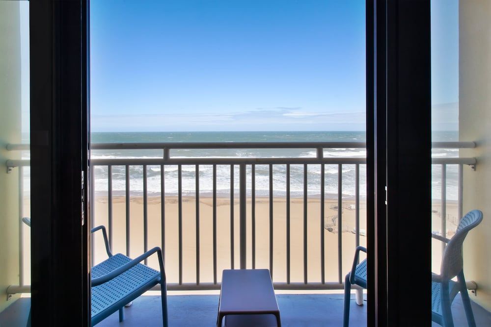 Holiday Inn Express & Suites VA BEACH OCEANFRONT by IHG 2