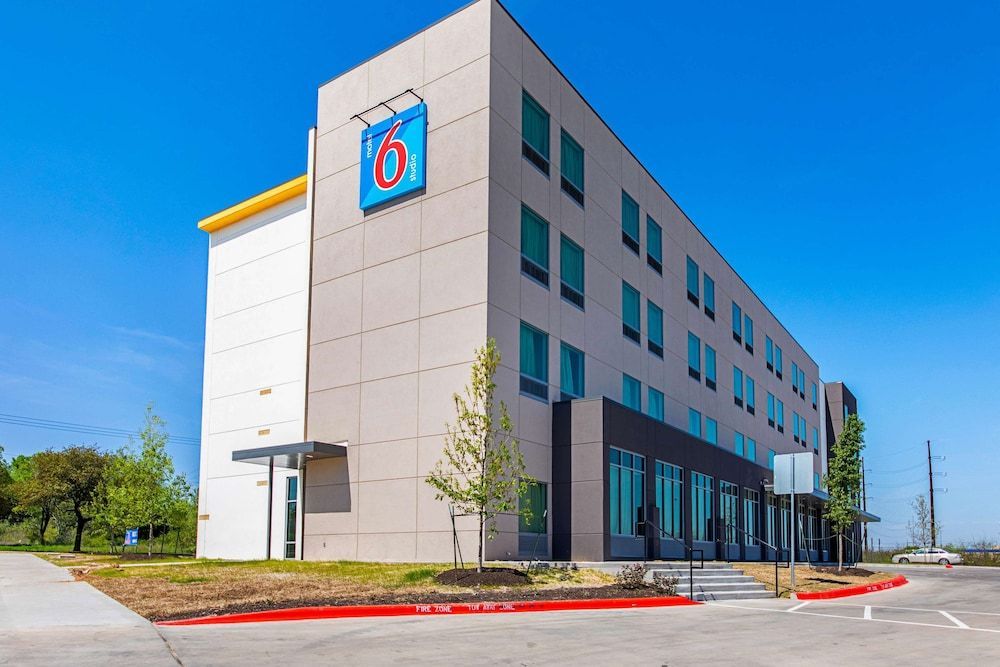 Studio 6 Austin Airport 1
