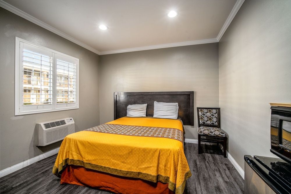 Regency Inn & Suites Downey 1