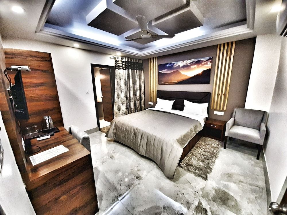 Hotel Aerocity Purple Orchid 1