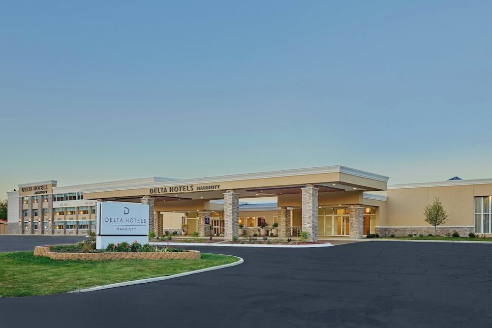 Delta Hotels by Marriott Chicago Willowbrook 1