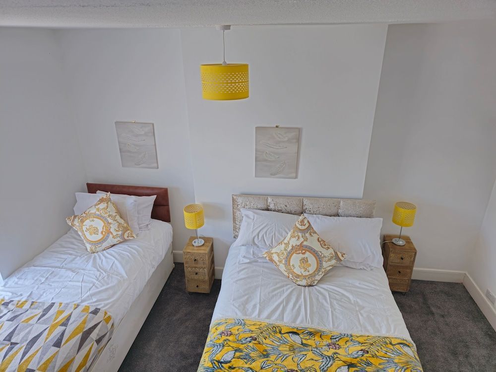 PRIVATE ROOMs In TOWN CENTRE FREE PARKING WIFI AND PATIO WITH AA STAY LTD 1