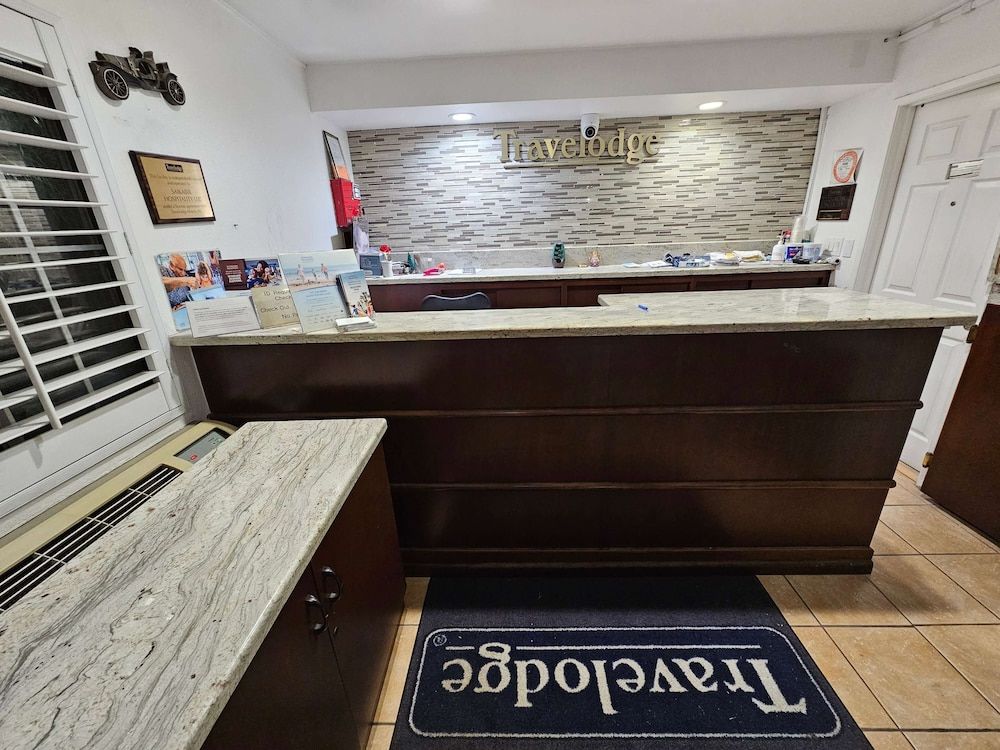 Travelodge Inn & Suites by Wyndham Fullerton 2
