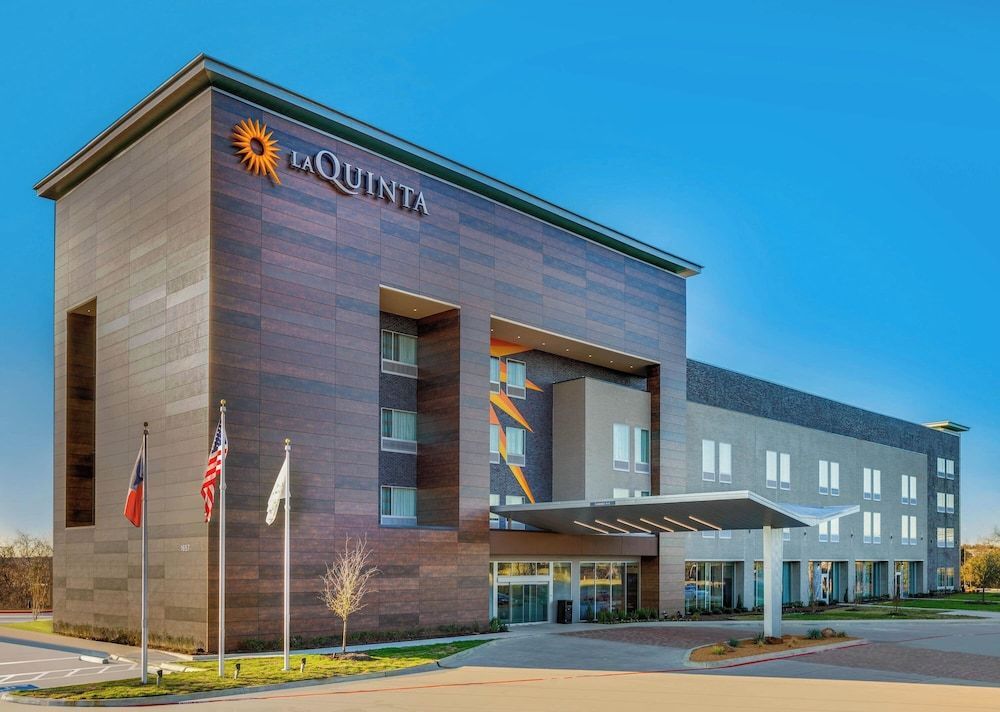 La Quinta Inn & Suites by Wyndham Lewisville 1