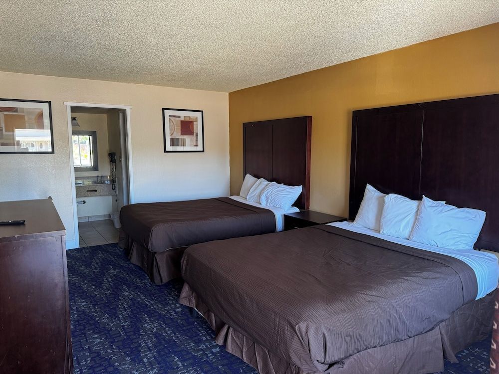 GuestPlace Inn & Suites 2