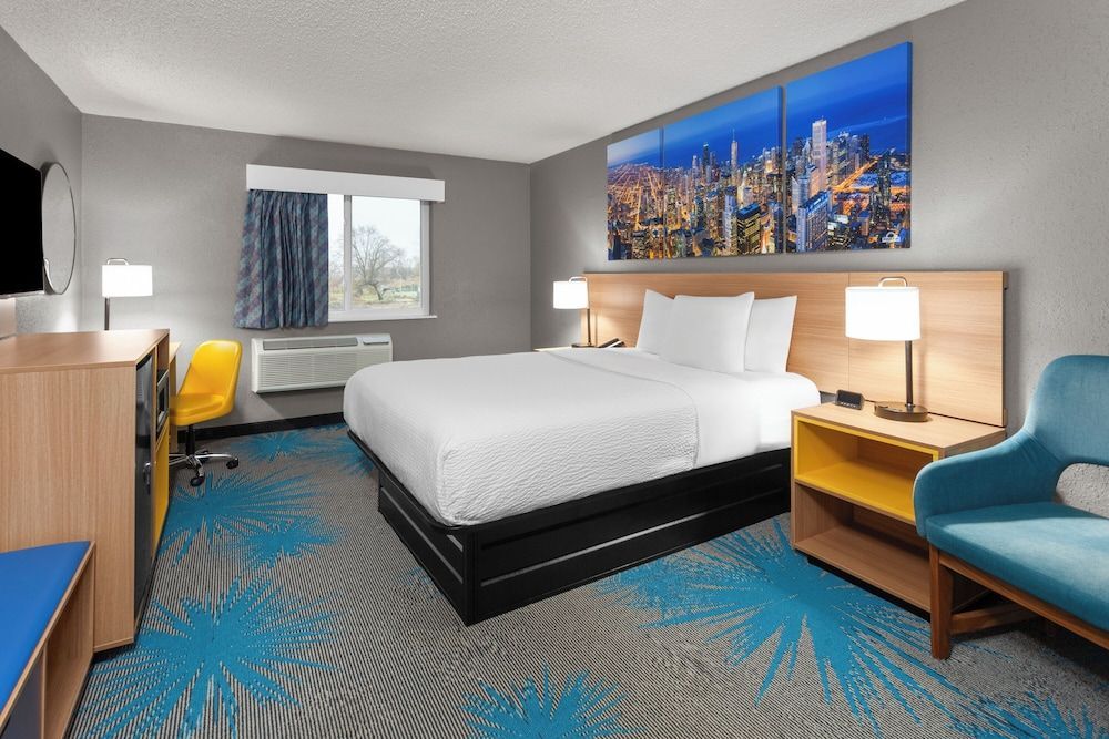Days Inn by Wyndham Waukegan Great Lakes-Free Breakfast and Naval Base Shuttle 1