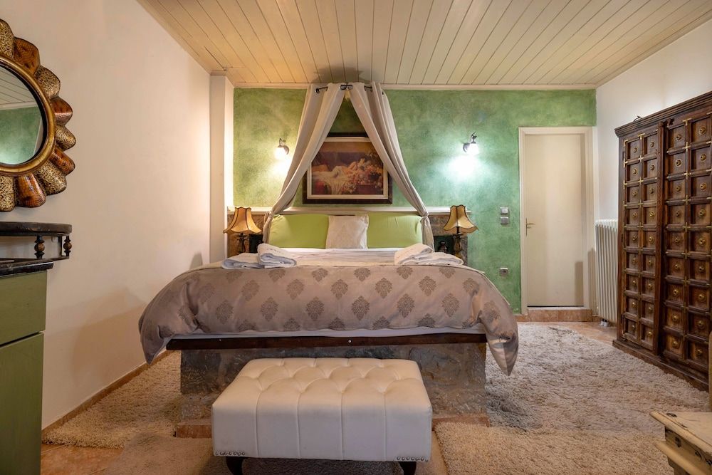 Lykovrisi Guest House 2
