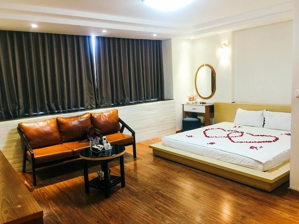 Hoàng Gia Hotel -150 Nghi Tàm HN - by BAY LUXURY 1