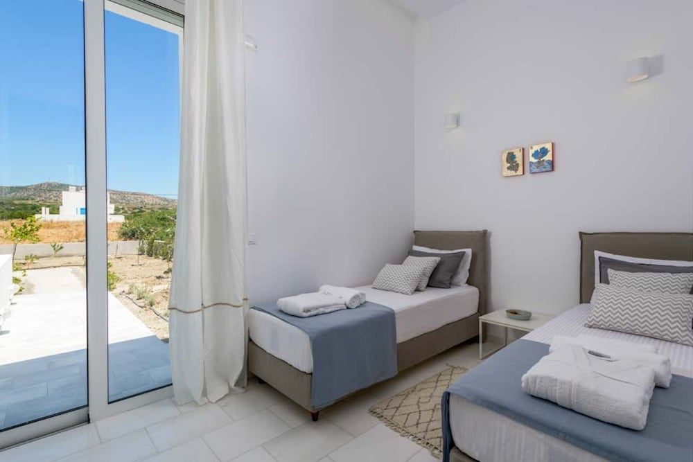 Seashore Villa - Luxury Beachfront - Pool & Sea View 2