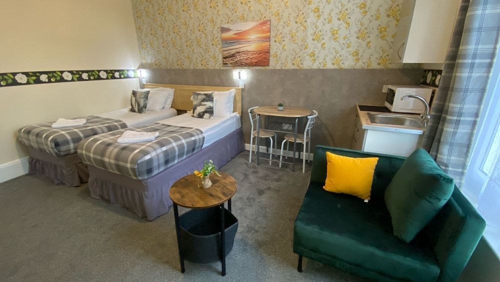 Spacious First-Floor Super King or Twin Studio Apartment with Free Parking 1