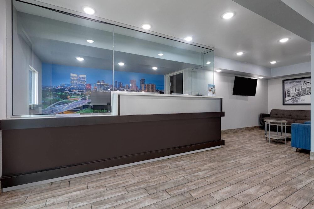 Super 8 by Wyndham Fort Worth Entertainment District 2